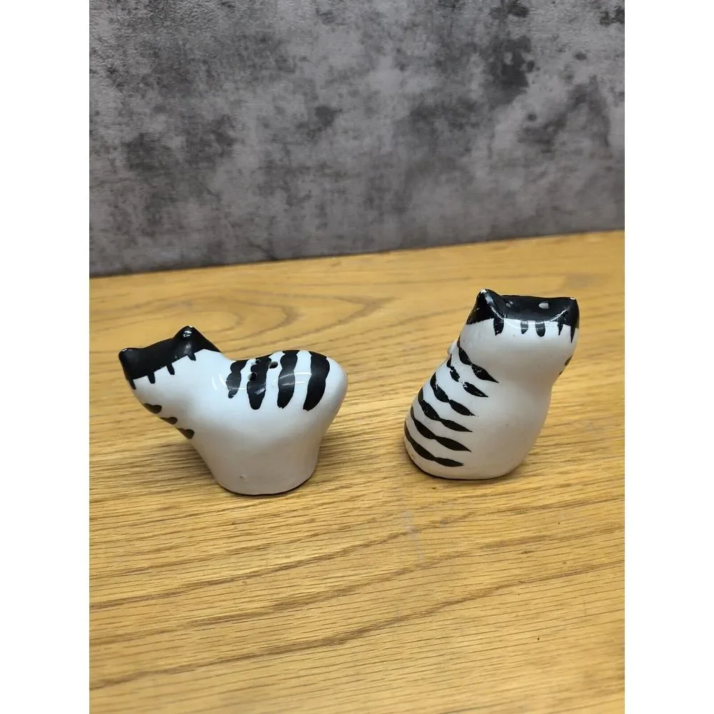 Vintage Salt & Pepper Shakers Black & White Kitty Cat With Pink Bow‎ Blue Eyes